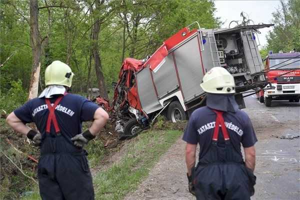 Felborult egy tűzoltóautó, négyen megsérültek