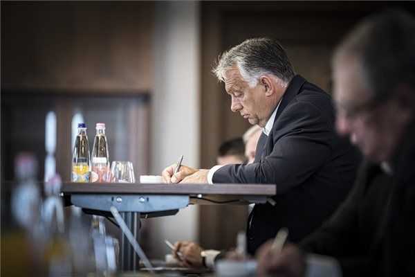 Orbán: állig felfegyverkezve várjuk a vírus második hullámát