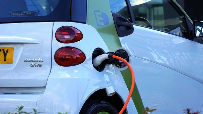 Egy év alatt közel 50 százalékkal nőtt az elektromos autók száma