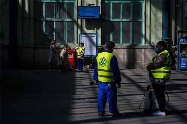 Az országos tisztifőorvos arra kéri az embereket, hogy tartsanak távolságot, s maradjanak otthon