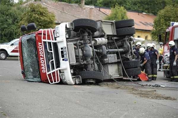 Több tűzoltó megsérült egy váci bemutató alatt