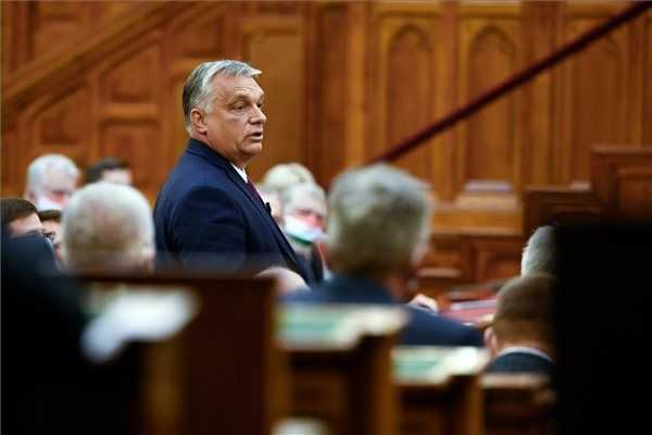 Orbán: a jövő év közepéig kell kibírni a vakcináig